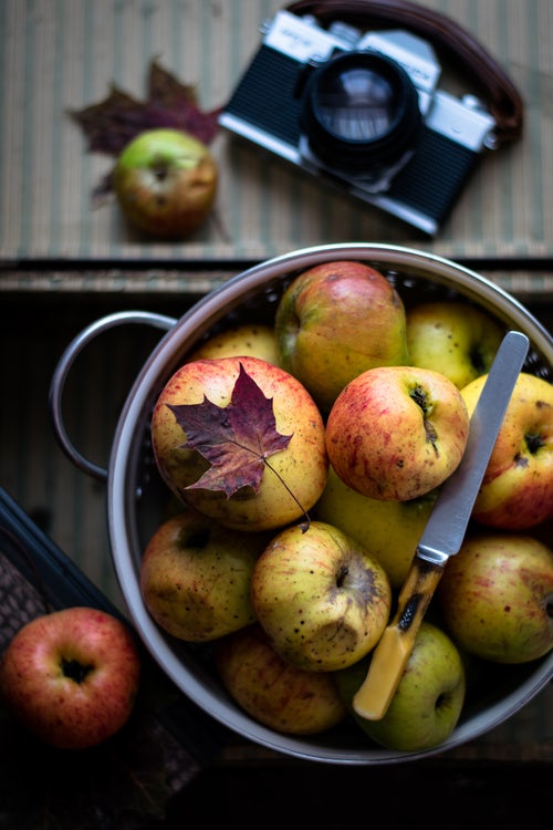 Idei foto de toamnă pentru Instagram - mere pe masă