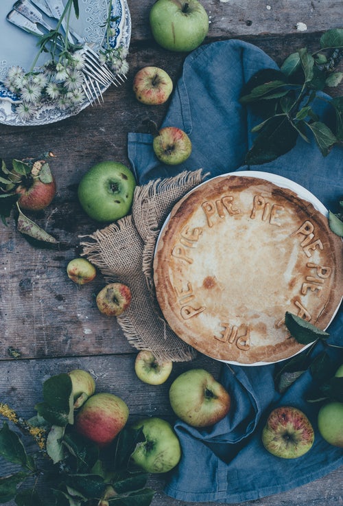 Idei foto de toamnă pentru instagram - mere pie charlotte
