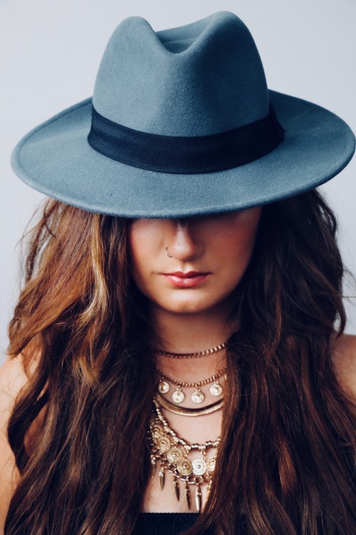 Idei foto de toamnă pentru instagram - o fată în pălărie