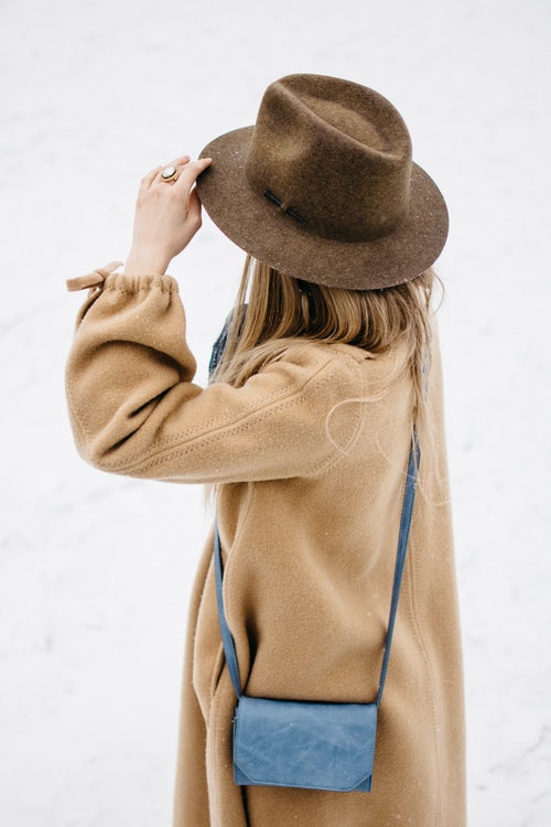 Idei foto de toamnă pentru instagram - o fată în pălărie