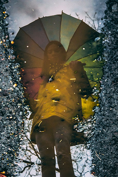 Idei foto de toamnă pentru Instagram - reflecție cu o baltă cu umbrelă