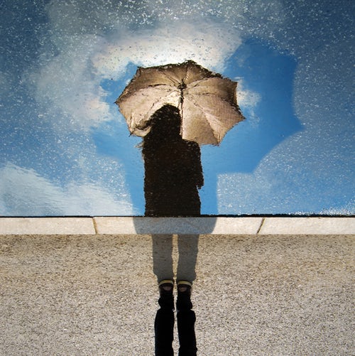 Idei foto de toamnă pentru instagram - reflecție cu umbrelă