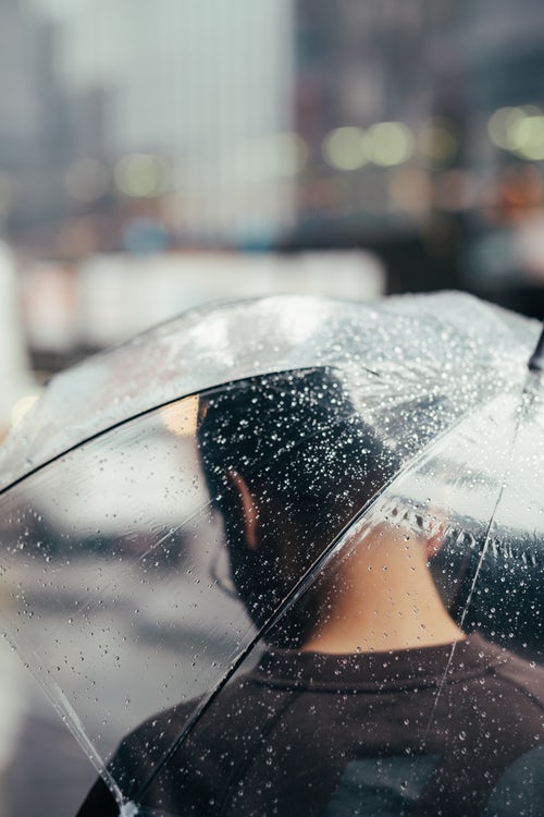 Idei foto de toamnă pentru instagram - o umbrelă în ploaie