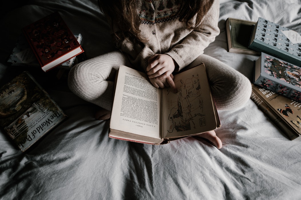 Idei foto de toamnă pentru instagram - citiți o carte în pat