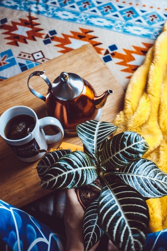 Idei foto de toamnă pentru Instagram - ceai în pat