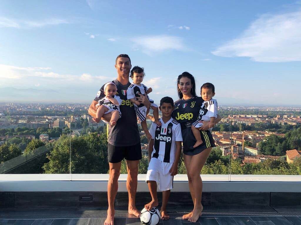 Cristiano Ronaldo cu familia lui Instagram