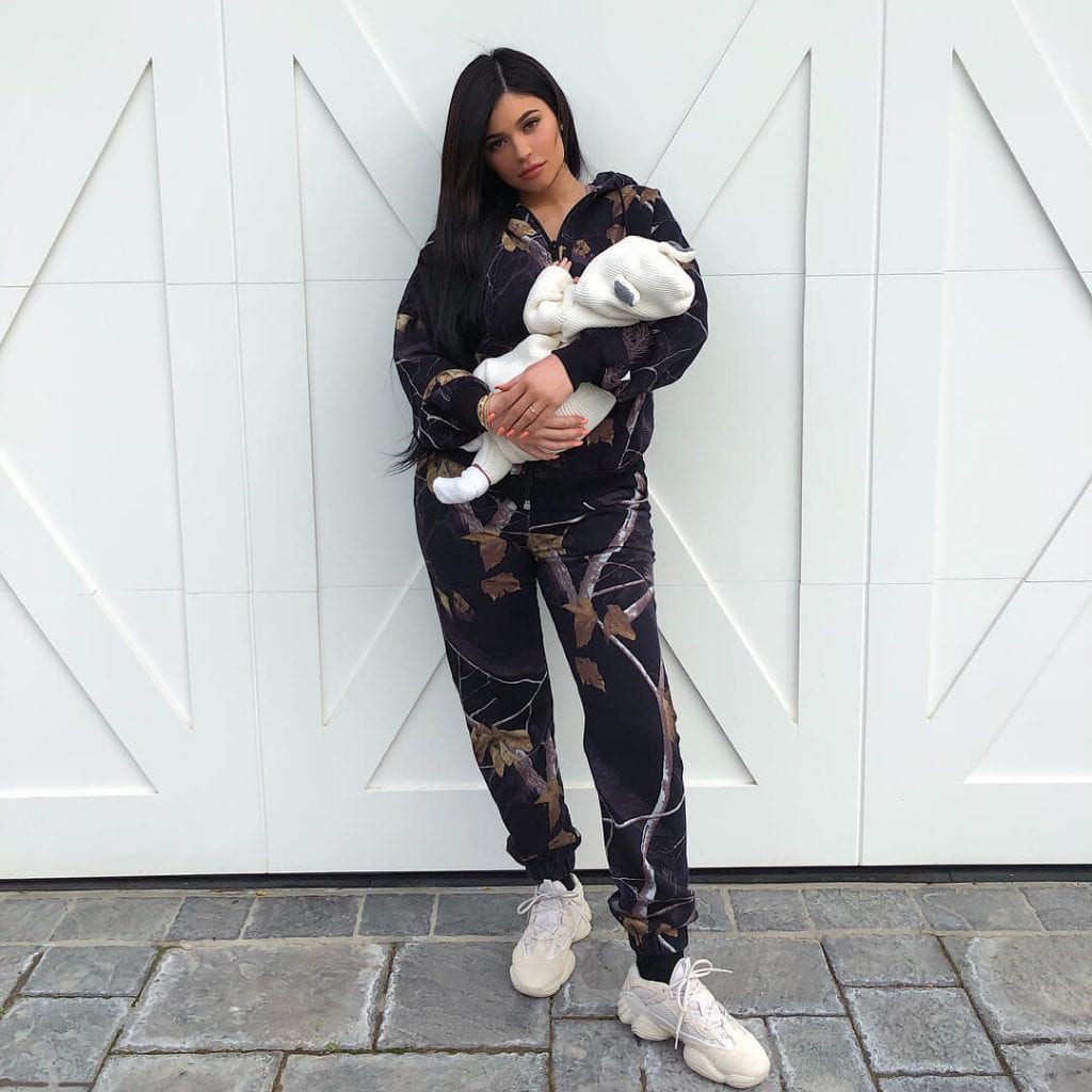 Kylie Jenner cu o fiică care a împlinit luna de Instagram