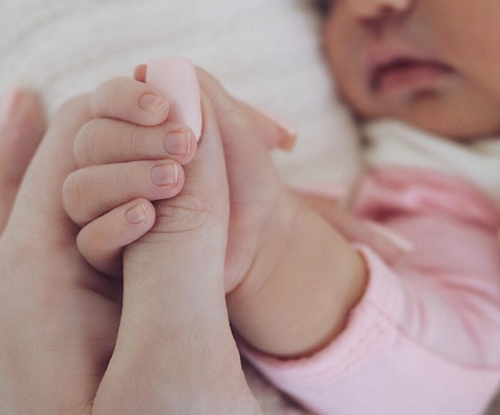Kylie Jenner cu fiica ei nou-născută Instagram